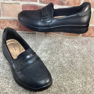Clarks Womens Ellowyn black slip on penny loafers size 6.5